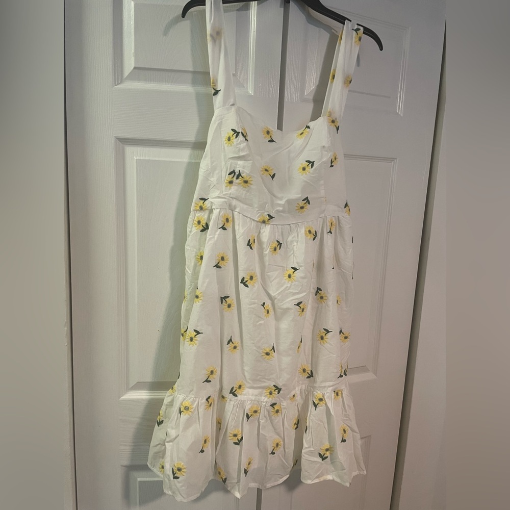 NWT FOREVER 21 dress with pockets. Tie back straps and square cut neck line - Picture 5 of 9